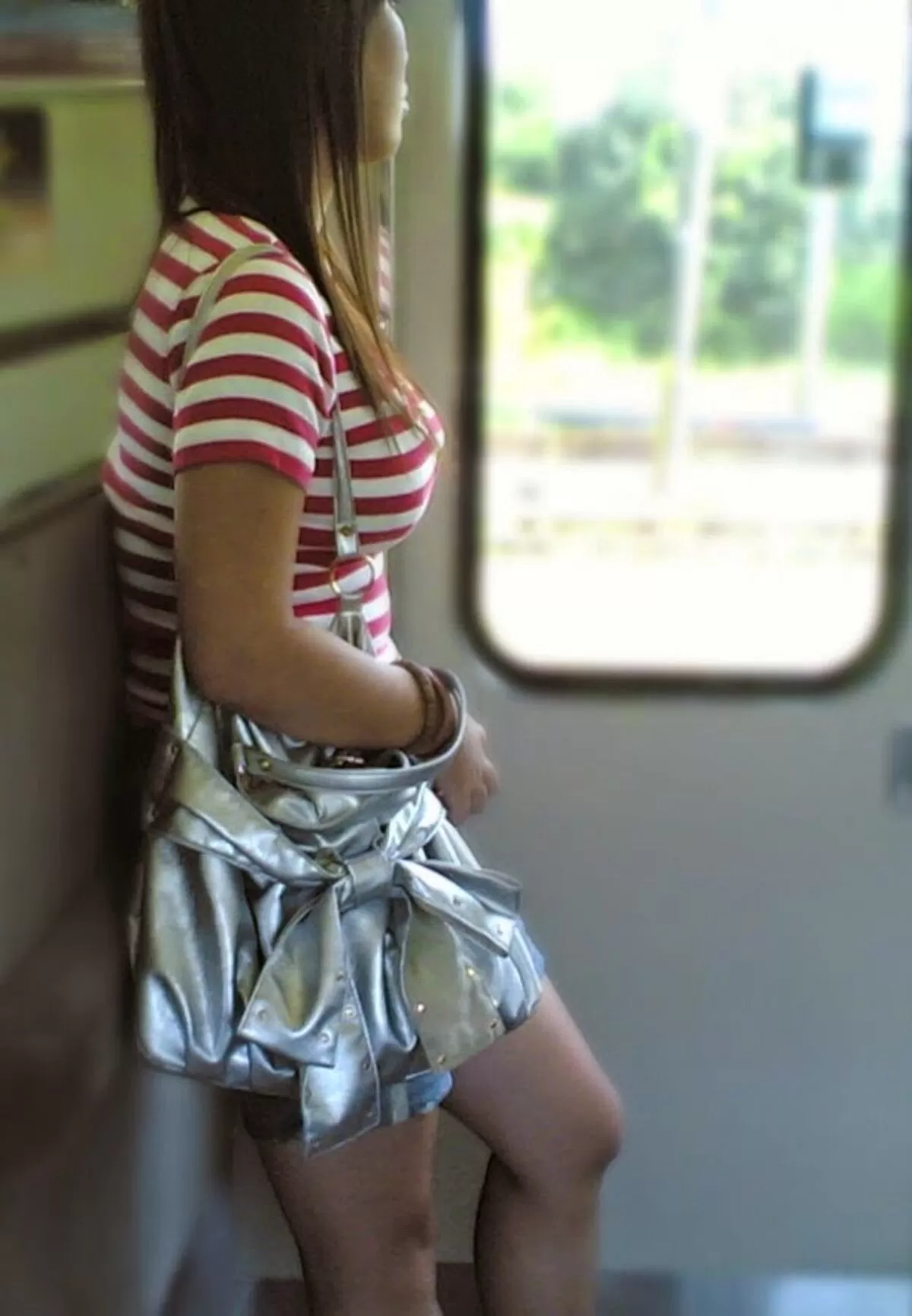電車内でおっぱいを強調してる素人さんを盗撮画像081