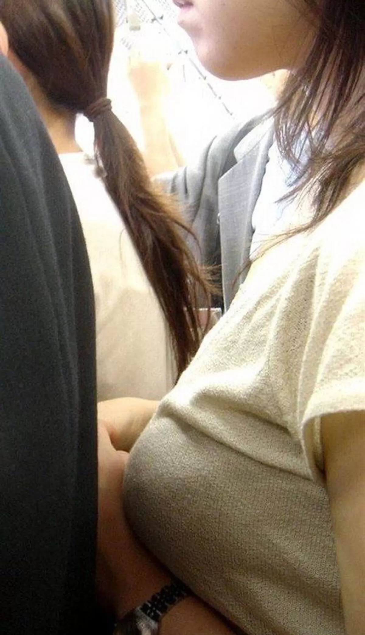 電車内でおっぱいを強調してる素人さんを盗撮画像085