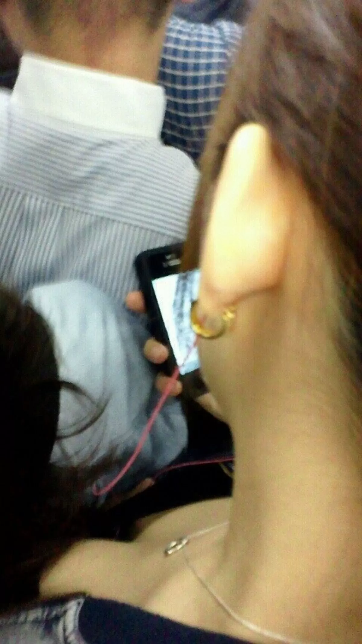 電車内でおっぱいを強調してる素人さんを盗撮画像087