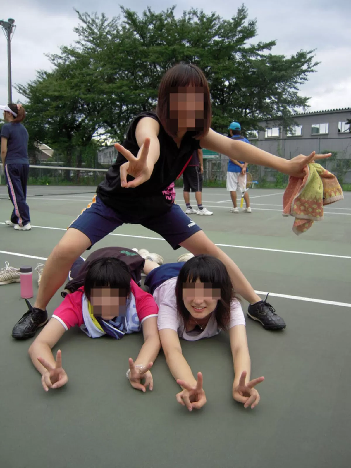 女友達の胸チラエロ画像040