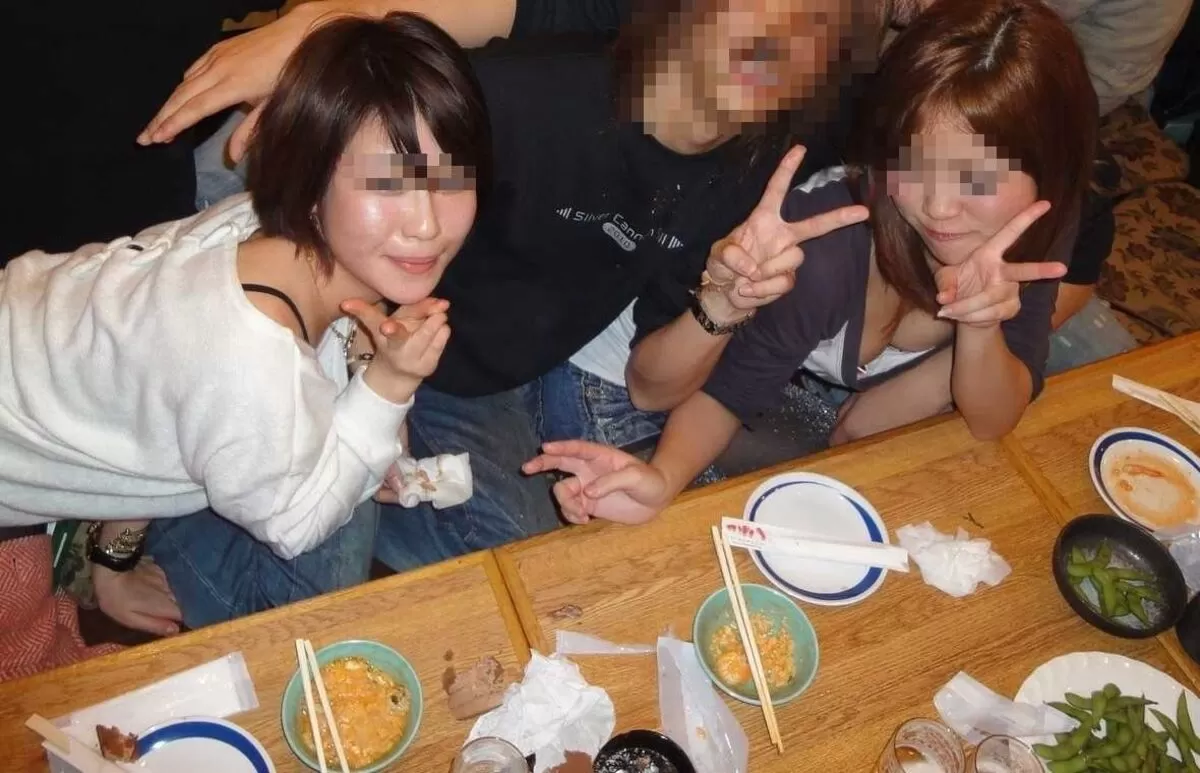 女友達の胸チラエロ画像041