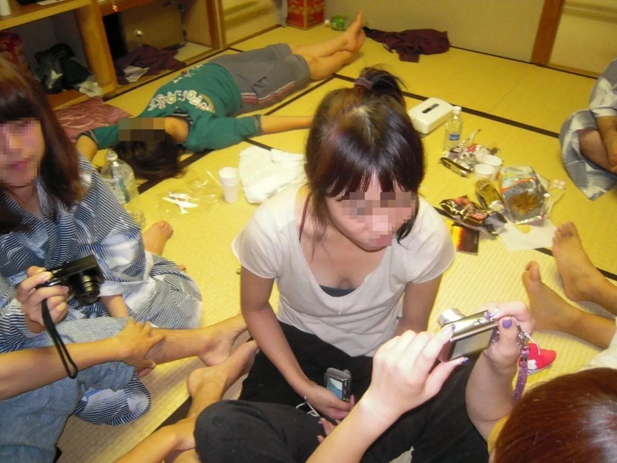 女友達の胸チラエロ画像051