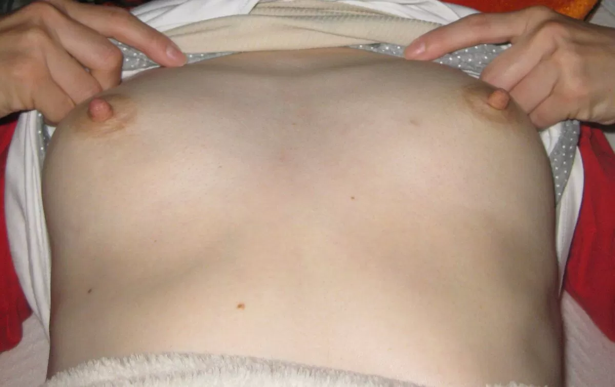 【勃起乳首 画像】硬く尖った充血乳首をコリコリしたくなるエロ画像022