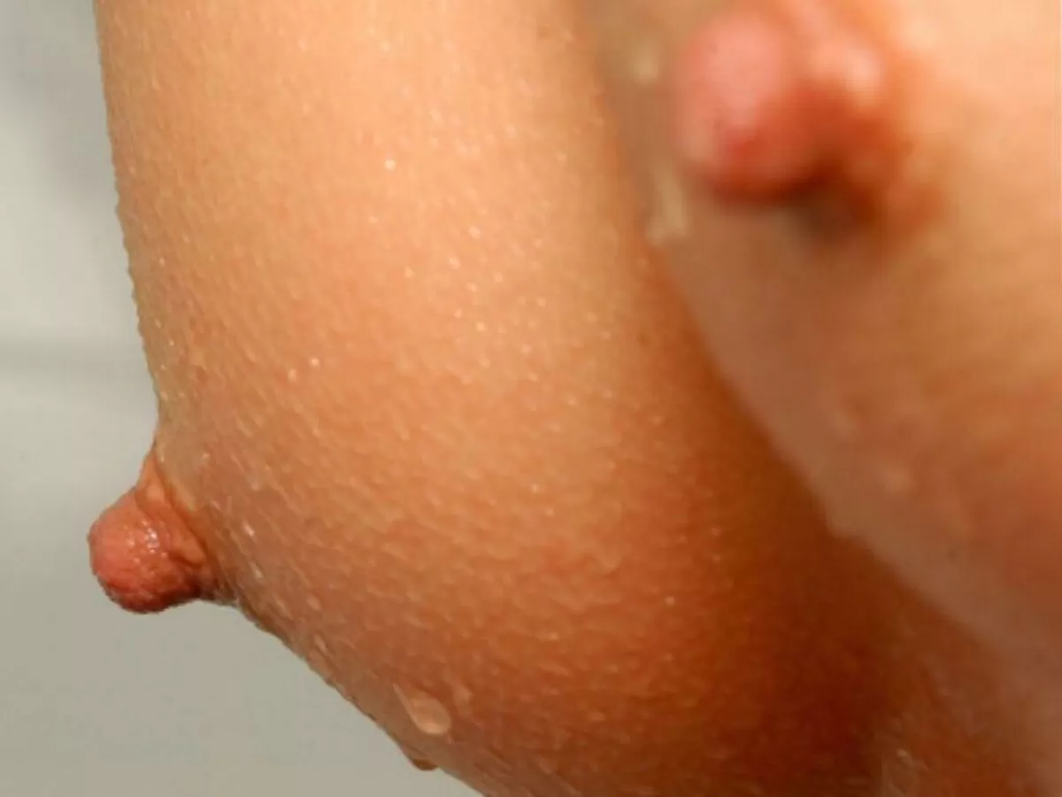 【勃起乳首 画像】硬く尖った充血乳首をコリコリしたくなるエロ画像026