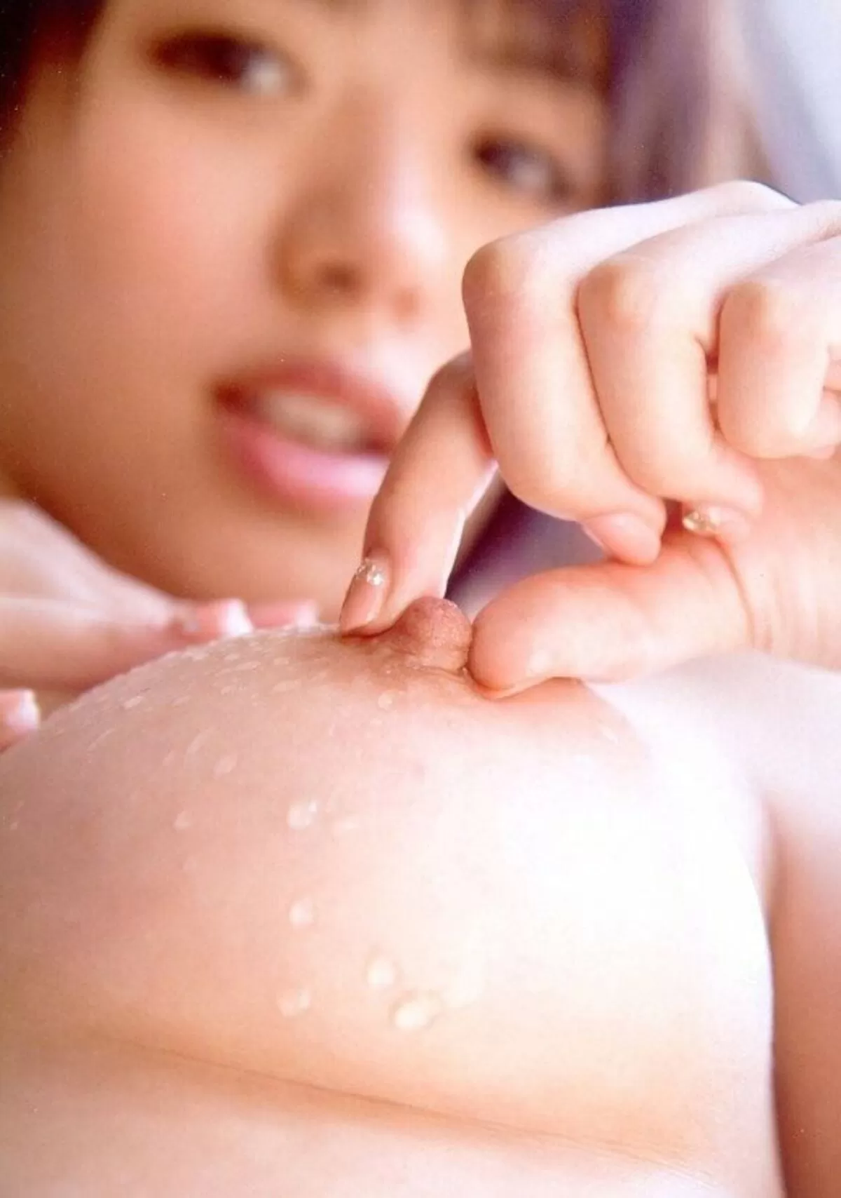 【勃起乳首 画像】硬く尖った充血乳首をコリコリしたくなるエロ画像106