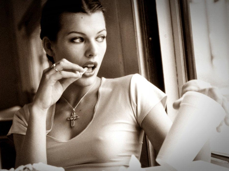 ミラ・ジョボビッチのオッパイに俺のP-ウィルスをぶっかけてやりたいお～！！！のサムネイル