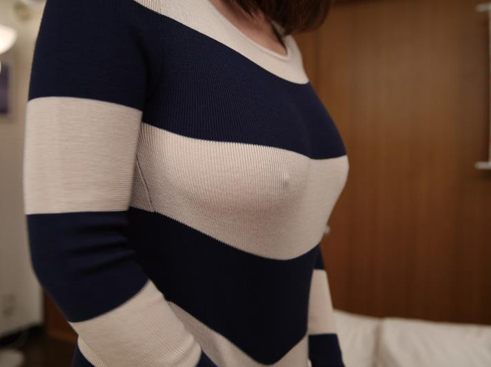 寒さでニットセータから乳首ポッチが見えてる～(ﾟ∀ﾟ)ｱﾋｬのサムネイル