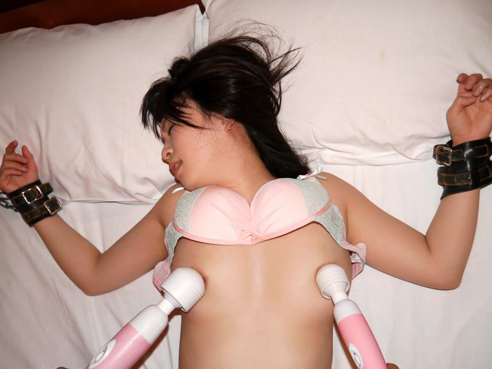 ローターや電マでおっぱいを弄りまわして乳首ビンビンな女ｗｗｗ 29枚のサムネイル