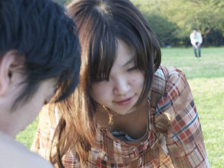 【胸チラ エロ画像】手を入れて欲しいと言わんばかりの谷間をしていやがるぜ！！！のサムネイル