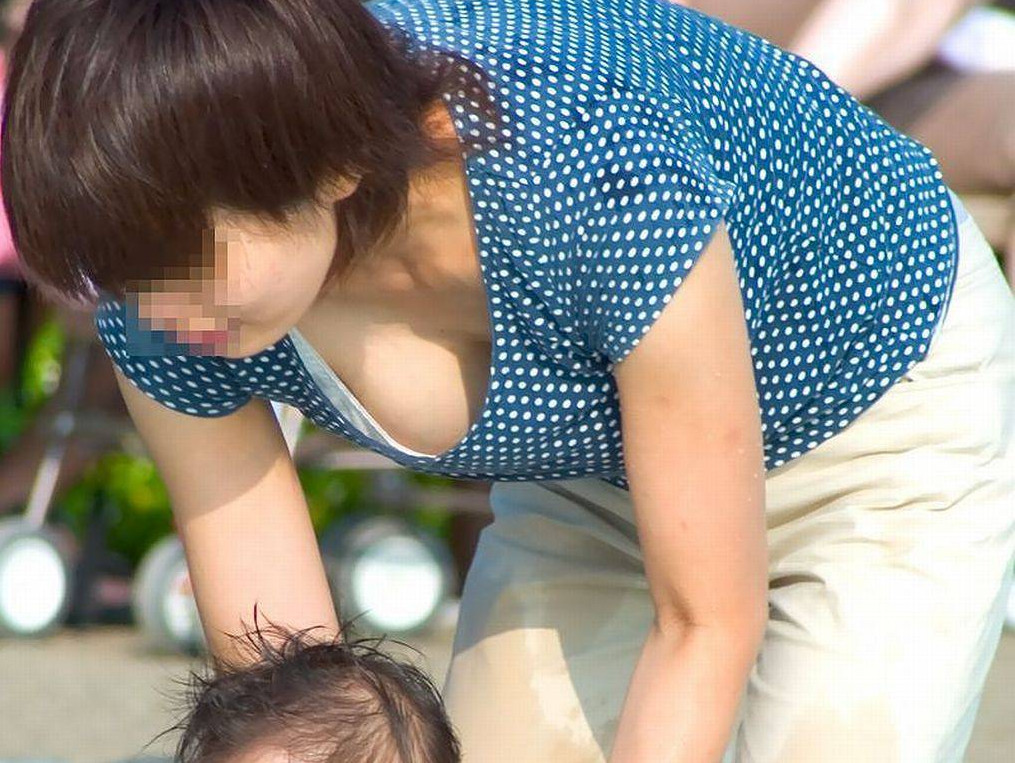 【人妻 胸チラ】母乳が満タンに入っているママさんの胸元はぐうシコ間違いなしｗｗｗのサムネイル