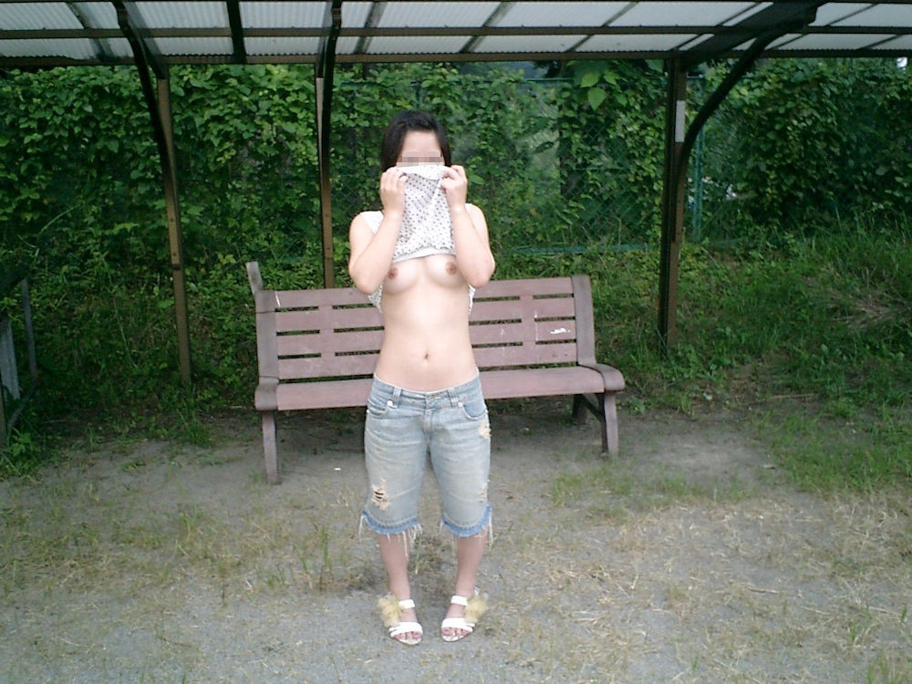 野外でオッパイを晒すド変態な彼女ｗｗｗのサムネイル