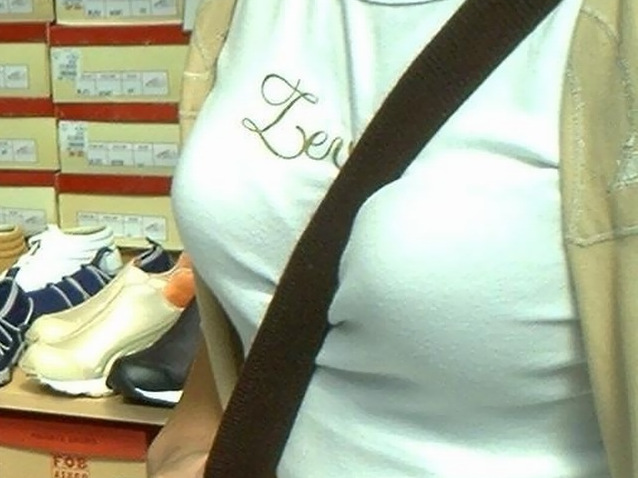 【おっぱい 盗撮画像】たすき掛けで胸の形が強調された巨乳パイスラ画像！！！のサムネイル