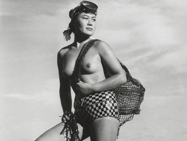 昔の海女さんはオッパイ出して漁をしていたという事実wwwのサムネイル