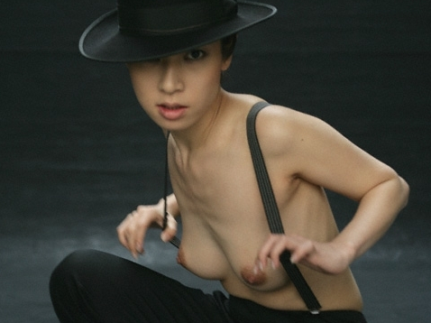 【おっぱい エロ画像】元タカラジェンヌの月船きららがおっぱいを出しちゃった！Σヽ(｀д´；)ﾉ うおおおお！のサムネイル