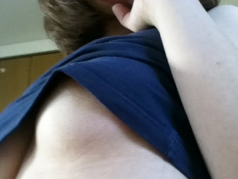 究極の下乳がコレだ！！！ビーチクが見えるか見えないかの曖昧さがエロスとなる！のサムネイル