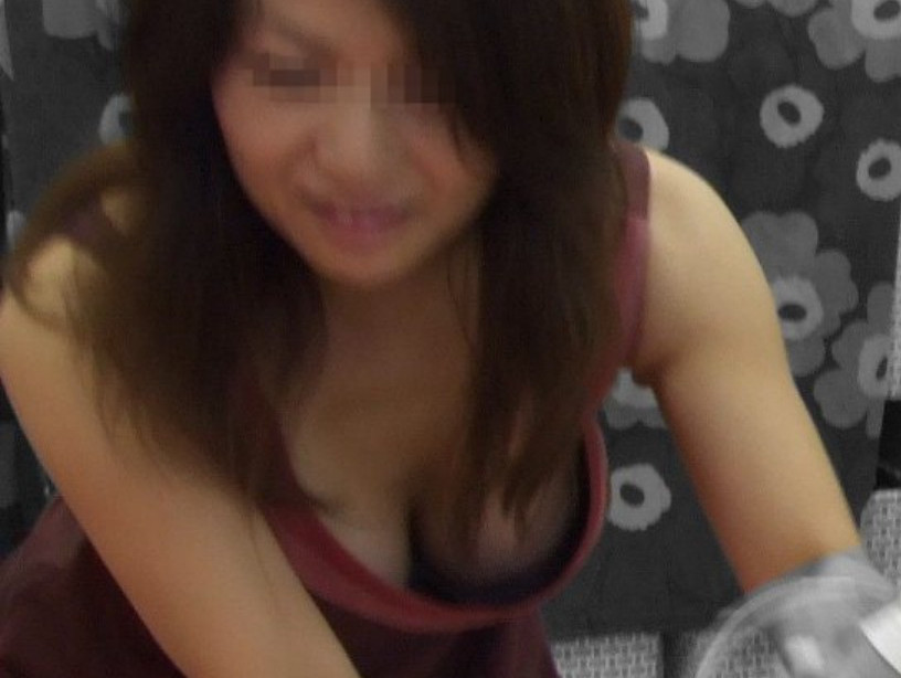 【巨乳  胸画像】胸元に大きなお乳で出来た。スケベ渓谷が見えるｗｗｗのサムネイル