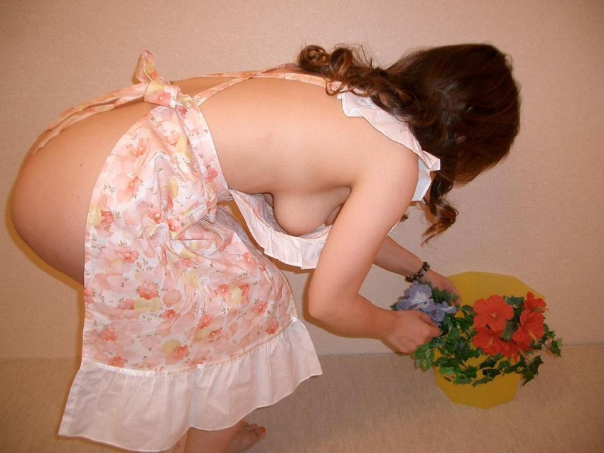 裸エプロンって定番だけど飽きが来ないよね【エロ画像】のサムネイル