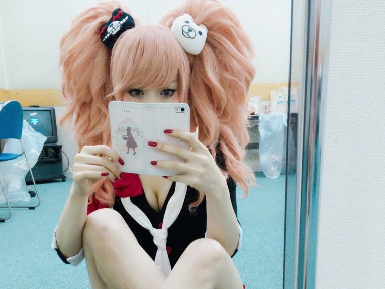 今日結婚した「神田沙也加」ちゃん！結婚記念にかわいいエロい谷間を後悔しちゃうぞ！のサムネイル