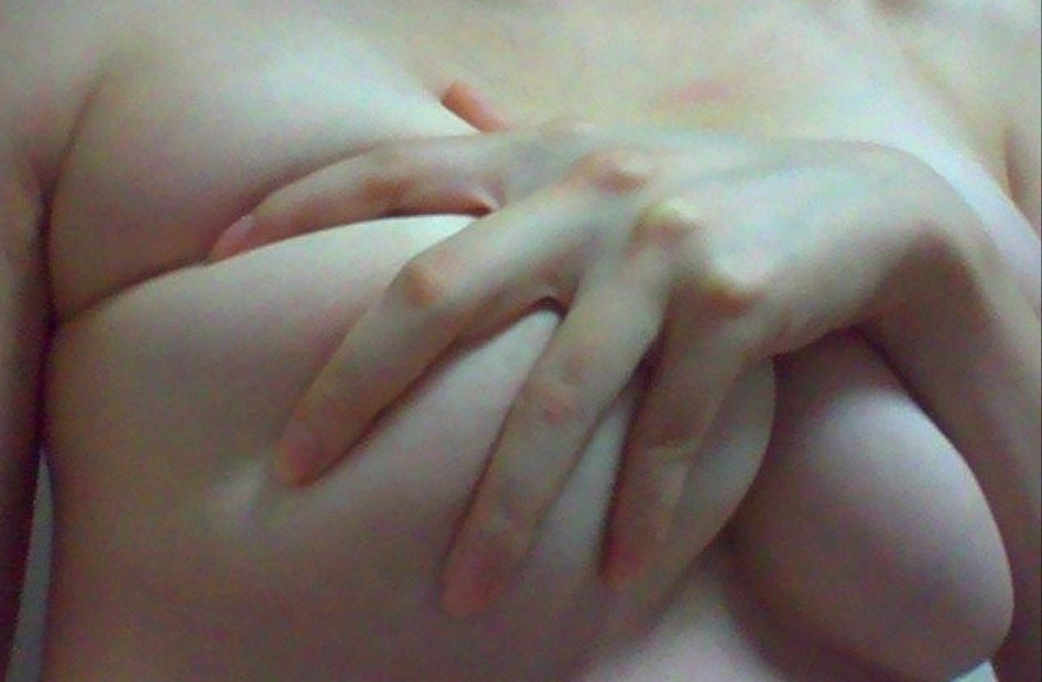 片手で手ぶらしている女性の自撮りってそそられるのサムネイル