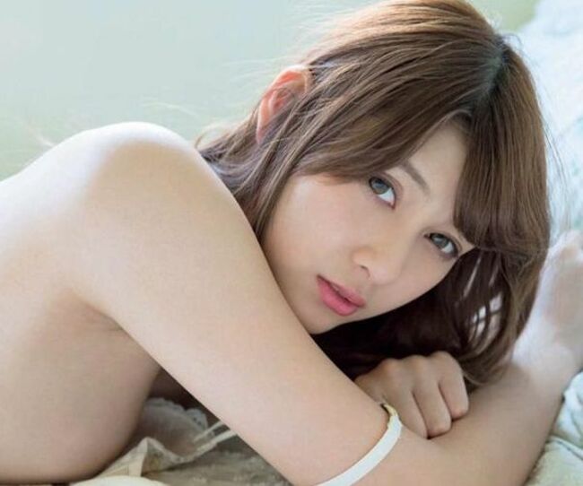 アンジェラ芽衣 セミヌード&グラビア画像150枚 スレンダーG爆乳美女の手ブラや水着まとめのサムネイル