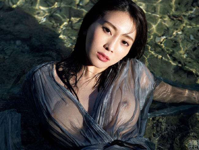 森咲智美、ついに乳首解禁。ヌードと水着グラビアで見る神おっぱい278枚まとめのサムネイル
