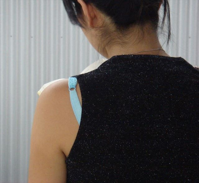 ブラ線が透けまくり見えまくりのエロ女達80枚!!のサムネイル