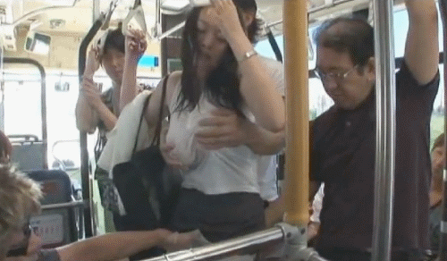 バス痴漢エロGIF画像108枚 満員の車内で好き放題おっぱいや尻・マンコを弄られてるJKやOL集めてみたのサムネイル