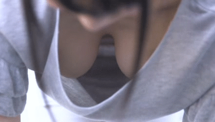 ノーブラエロGIF画像70枚 胸ポチや乳首ポチしてる巨乳美女の着衣おっぱい集めてみたのサムネイル