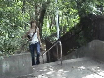 ハプニングやイタズラでポロリしちゃったエロgif100枚!!慌てた反応がエロいけど面白いwのサムネイル