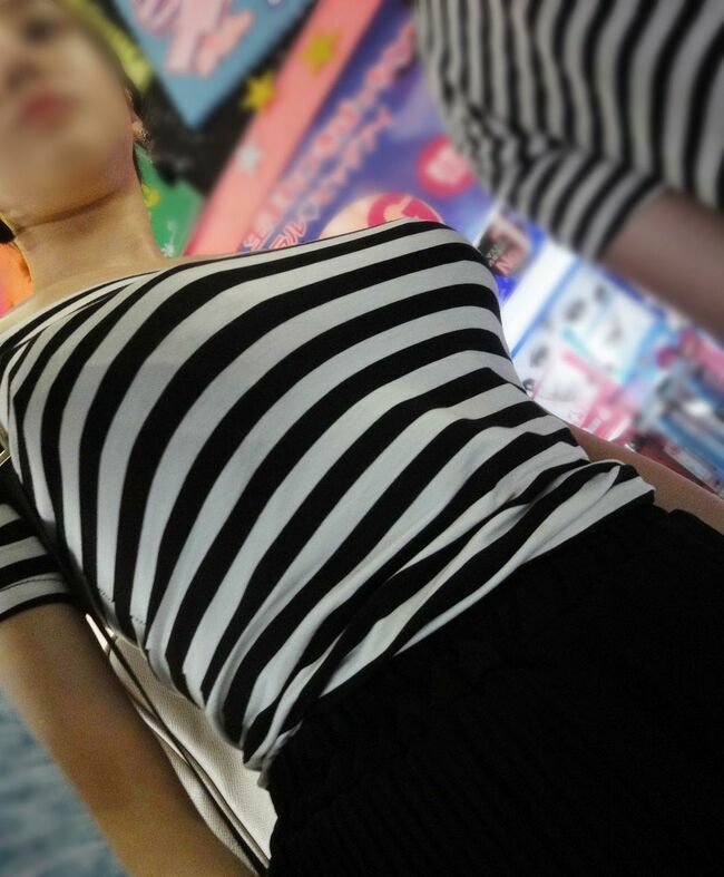 ボーダーおっぱいのエロ画像150枚 縞模様のニットやセーターでおっぱいの形浮きまくりな着衣巨乳集めてみたのサムネイル