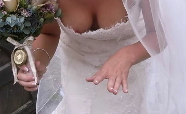 結婚式の胸チラ盗撮画像107枚 披露宴や受付で乳首や谷間が見えちゃってる同僚や同級生の胸元隠し撮り‼のサムネイル