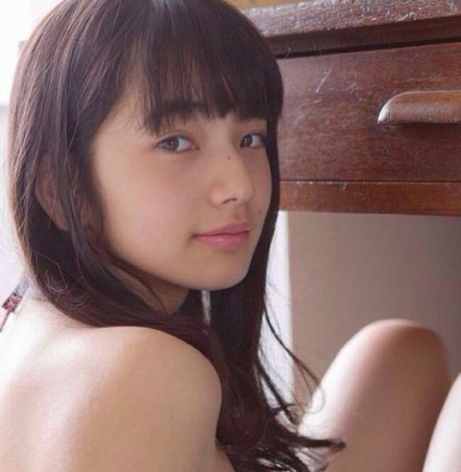 女優・小松菜奈の秘蔵エロ画像74枚 おっぱい強調のグラビアからプライベート流出ショットまでのサムネイル