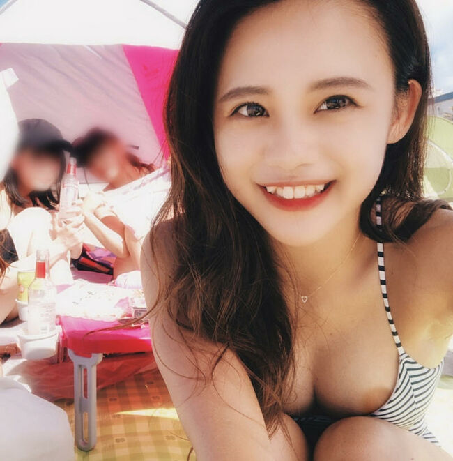 水着の胸チラ画像77枚 ギャルやJK・人妻のビキニから乳首やおっぱいがポロリしてる画像集めてみたのサムネイル