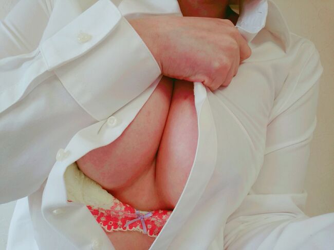 巨乳Yシャツエロ画像99枚 シャツがおっぱいでパンパンになってるデカ乳女集めてみたのサムネイル