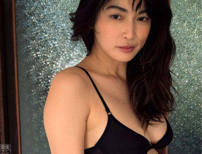 長谷川京子のグラビア画像77枚 妖艶女優横乳セミヌードや巨乳谷間が凄い水着ショットまとめのサムネイル