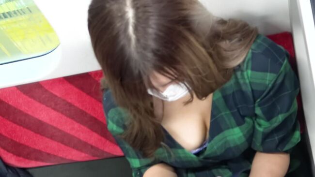 素人の胸チラ画像200枚 おっぱい・乳首見えすぎな一般女性の盗撮まとめのサムネイル