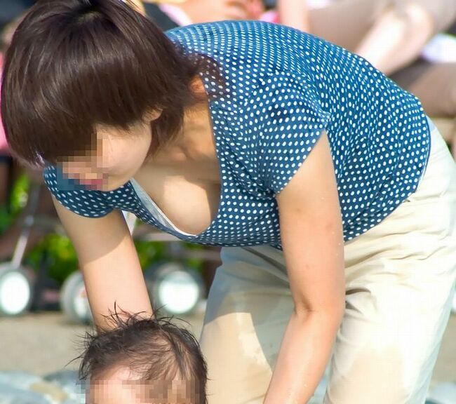 人妻盗撮エロ画像215枚 胸チラ・パンチラから家庭内まで隠し撮りされた素人嫁のスケベな体集めてみた【毎日更新】のサムネイル