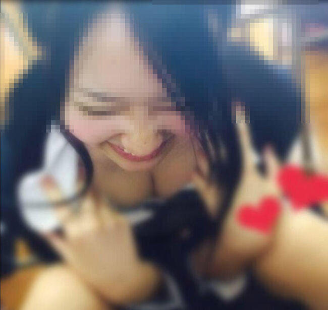 JKおふざけエロ画像156枚 パンチラや胸チラ・疑似フェラまで悪ノリ女子高生の流出エロ写メ集めてみたのサムネイル