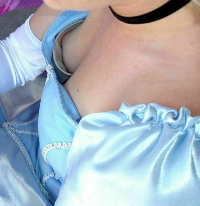 コスプレ胸チラ画像215枚 コミケや撮影会で乳首やヌーブラがポロリしてるレイヤー集めてみたのサムネイル