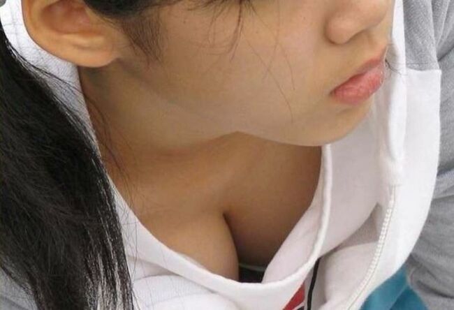谷間チラエロ画像100枚巨乳素人のおっぱい盗撮集めてみたのサムネイル