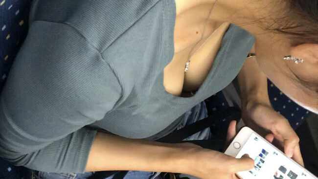 人妻電車エロ画像110枚 熟女の胸チラやパンチラなど無防備な奥さんの盗撮集めてみたのサムネイル