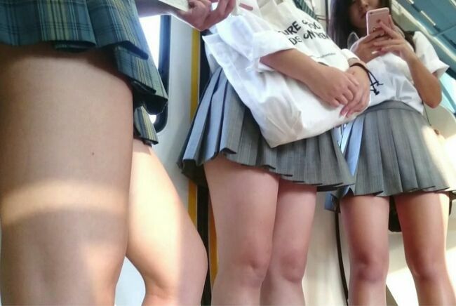 JK生足エロ画像108枚 女子校生のスベスベなミニスカ美脚盗撮集めてみたのサムネイル