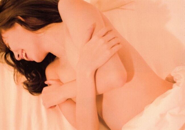 小嶋陽菜 セミヌード&グラビア画像249枚 こじはるの手ブラおっぱいや下着姿集めてみたのサムネイル