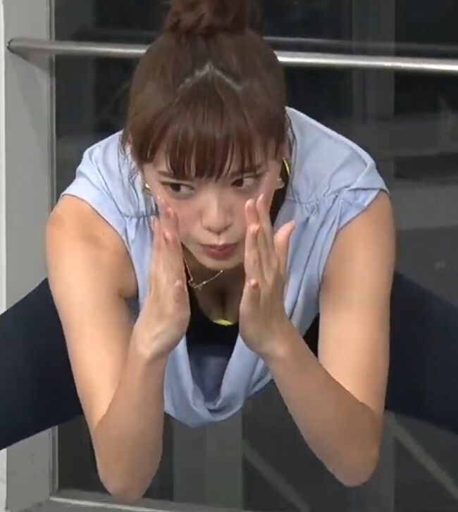 女子アナ・三谷紬の着衣巨乳おっぱい&胸チラ谷間画像165枚のサムネイル