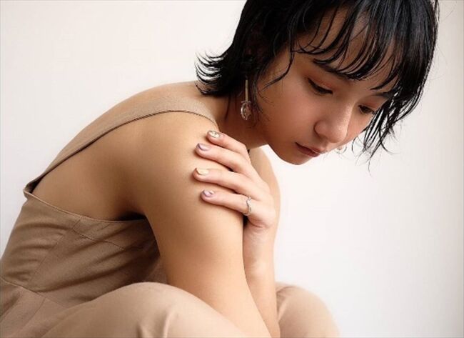山之内すずエロ画像53枚 限界ギリギリを少しはみ出る下乳露出や色っぽい着衣グラビア集めてみたのサムネイル