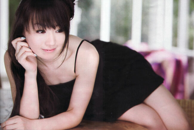 水樹奈々エロ画像113枚 人気美人声優のお宝水着グラビアやステージ上の生足ショット集めてみたのサムネイル