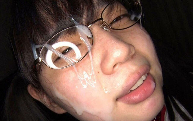 眼鏡ぶっかけエロ画像132枚 真面目そうなメガネ美女の顔に濃厚ザーメントッピングしてる顔射集めてみたのサムネイル