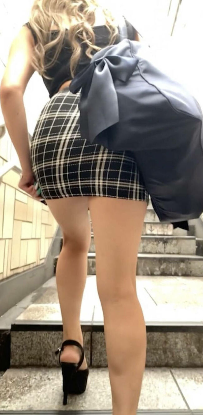 見えそうで見えないパンツエロ画像71枚 パンツは拝めなくて口惜しいけどちょっと興奮する下半身集めてみたのサムネイル