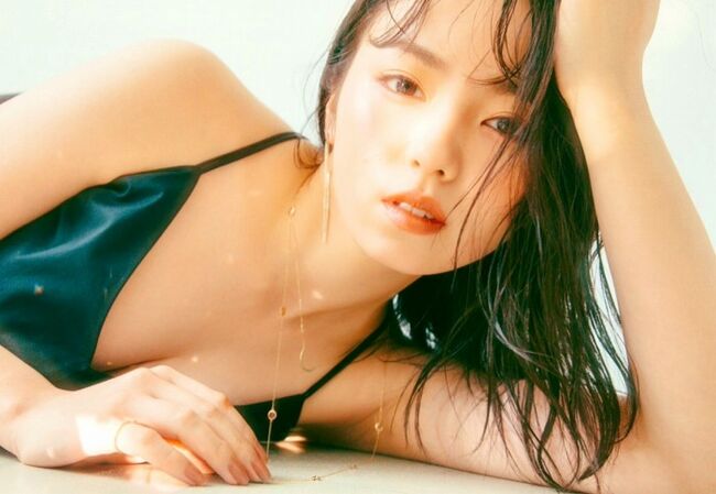 今泉佑唯エロ画像311枚 引退した元櫻坂メンバーの胸チラや巨乳水着グラビア集めてみたのサムネイル