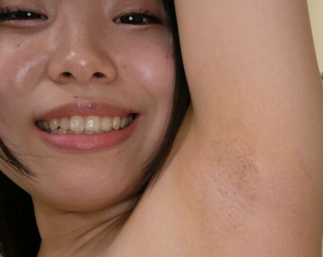 脇見せ女子エロ画像141枚 腋毛NO処理美女や匂いがきつそうな汗濡れワキマンコ集めてみたのサムネイル